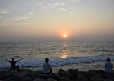Indien meditation i solnedgången